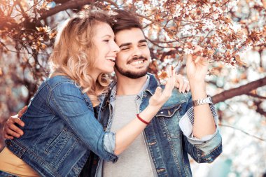 Çiçek açan altında genç çift kiraz ağacı