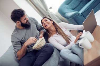 Kahve zevk ve evde film izlerken genç Çift