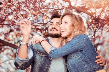 Çiçek açan altında genç çift kiraz ağacı