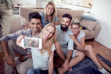Grup genç arkadaşlar evde selfie yapma