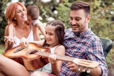 Mutlu aile Bahçe, gitar çalmak baba vakit