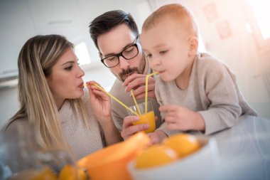 Mutlu aile mutfak portakal suyu içme