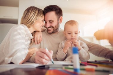 gülümseyen aile birlikte evde mutfak çizim