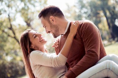 güneşli bir günde Park'ta yürüyordunuz Çift