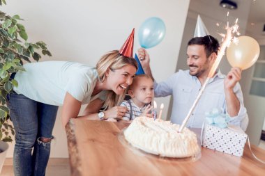 Baba, anne ve oğlu doğum günü kutluyor