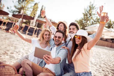 Selfie smartphone ile kumsalda alarak arkadaş grubu