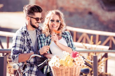 Bisiklet şehir çiçeklerle genç Çift