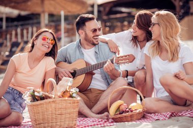 Selfie smartphone ile kumsalda alarak arkadaş grubu