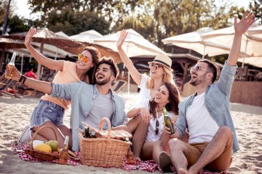 Bira içme ve beach partide eğleniyor arkadaşlar