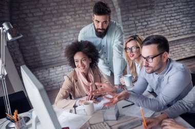 Grup çalışma parlak office İşadamlarından 