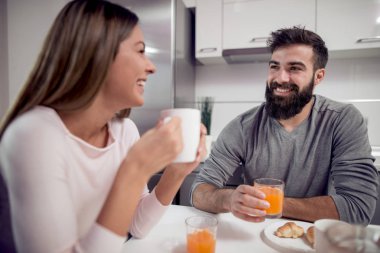 Kahve içme ve suyu evde genç Çift