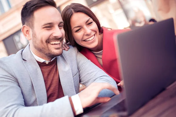 Pareja Joven Usando Ordenador Portátil Mientras Está Sentado Cafetería — Foto de Stock