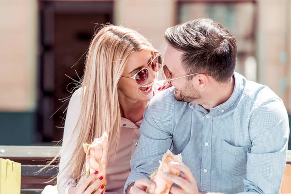 Feliz Pareja Riendo Comiendo Sándwiches — Foto de Stock