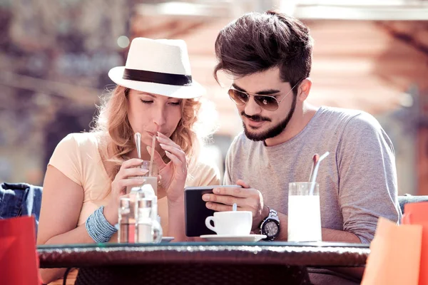 Junges Paar Sitzt Restaurant Und Trinkt Cocktails Und Surft Smartphone — Stockfoto