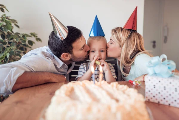 Pai Mãe Filho Celebrando Aniversário — Fotografia de Stock