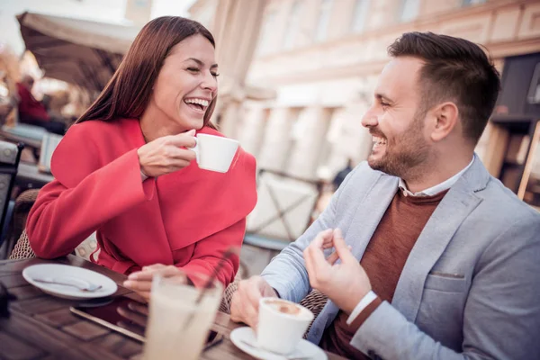 コーヒーを飲むと カフェで笑いの若いカップル — ストック写真