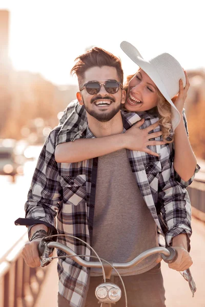 Jong Koppel Fietsten Straat — Stockfoto