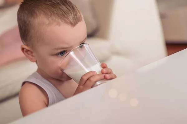 Peuter Jongen Consumptiemelk Thuis — Stockfoto