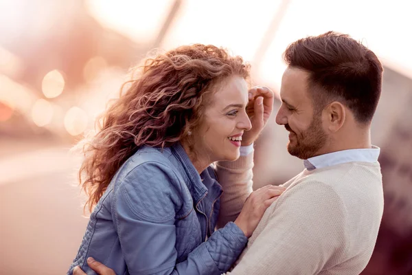 Açık Havada Eğleniyor Gülümseyerek Tablet Üzerinde Seyir Mutlu Genç Çift — Stok fotoğraf