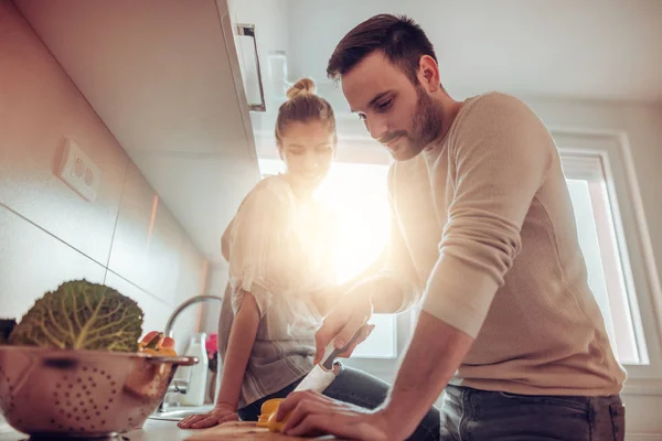 Jong Koppel Koken Samen Keuken — Stockfoto