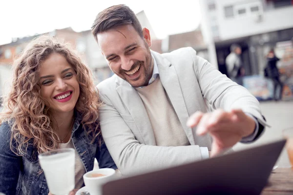 Feliz Jovem Casal Divertindo Livre Sorrindo Olhando Para Tablet — Fotografia de Stock