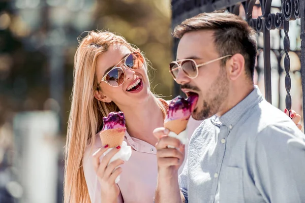 Junges Paar Isst Eis Der Stadt — Stockfoto