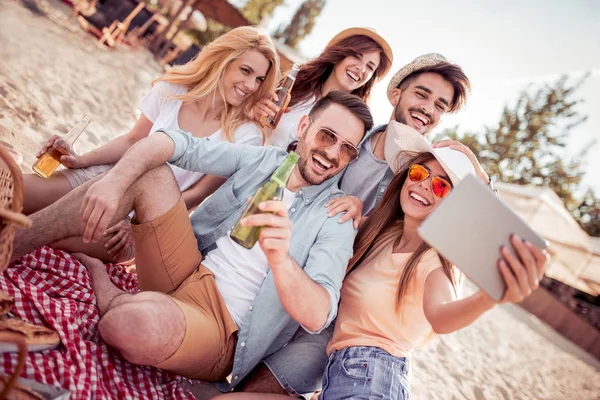 Skupina Přátel Přičemž Selfie Smartphone Pláži — Stock fotografie