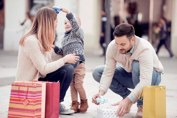 Ung Familj Shopping Med Lille Son — Stockfoto