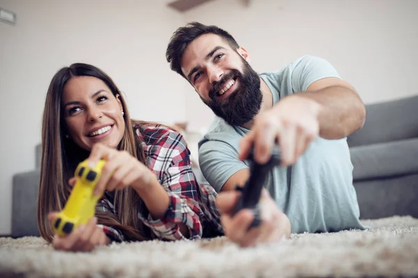 Casal Jogar Vídeo Game Com Controle Pad Sala Estar — Fotografia de Stock