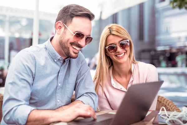 Mann Und Frau Sitzen Straßencafé Und Surfen Laptop — Stockfoto