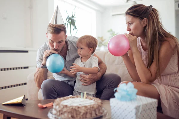 Família Feliz Comemorando Filho Segundo Aniversário Casa Com Bolo — Fotografia de Stock
