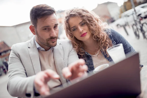 Feliz Joven Pareja Divirtiéndose Aire Libre Sonriendo Mirando Tableta —  Fotos de Stock