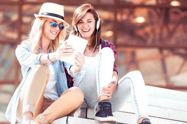 Due Giovani Donne Sedute Città Ascoltare Musica — Foto Stock
