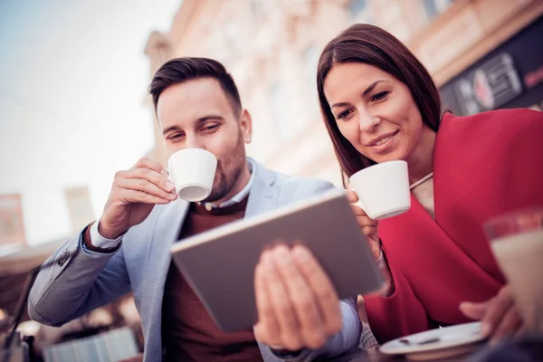 Junges Paar Nutzt Tablet Computer Und Trinkt Kaffee Café — Stockfoto