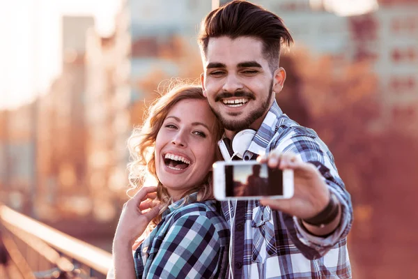 Joven Pareja Amorosa Tomando Selfie Mientras Caminando Ciudad — Foto de Stock