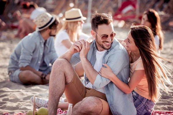 Feliz Pareja Joven Disfrutando Picnic Playa Pasar Buen Rato Las —  Fotos de Stock