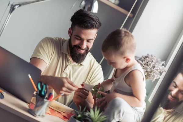 Joven Padre Pasando Tiempo Con Hijo Pequeño Casa — Foto de Stock