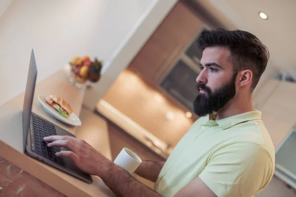 Jongeman Die Thuis Aan Laptop Werkt — Stockfoto