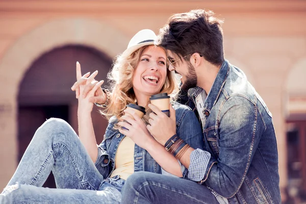 Pareja Joven Con Tazas Café Las Manos Sentadas Parque Ciudad — Foto de Stock