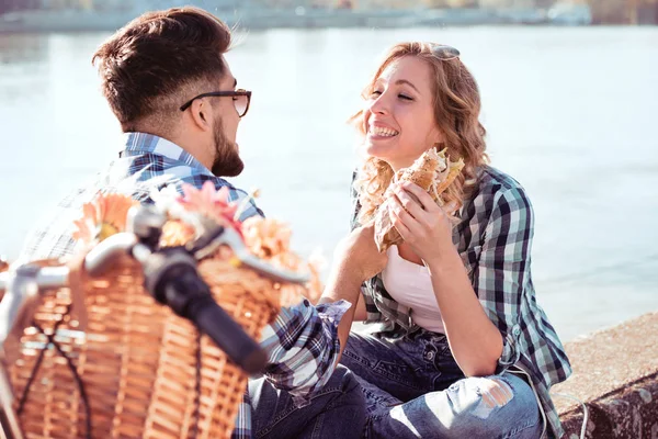 Jeune Couple Manger Des Sandwichs Sur Date — Photo