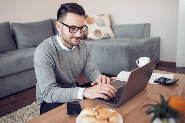 Empresário Casa Trabalhando Com Laptop — Fotografia de Stock