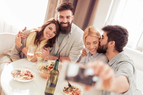 Sağlıklı Yemek Yeme Şampanya Parti Yemekte Içki Arkadaş Grubu — Stok fotoğraf