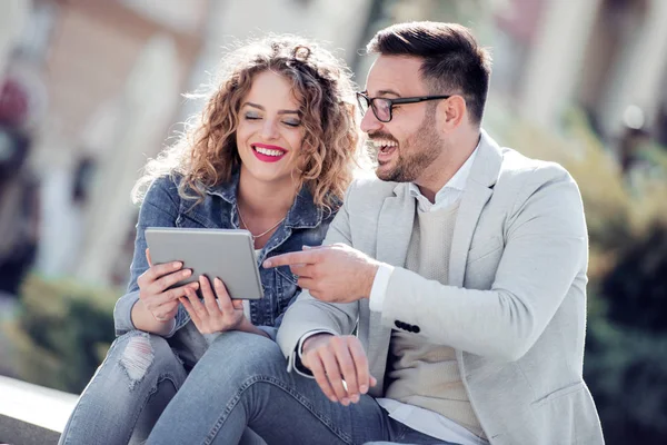 Feliz Joven Pareja Divirtiéndose Aire Libre Sonriendo Mirando Tableta — Foto de Stock