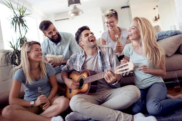 Feliz Joven Amigos Tocando Guitarra Divirtiéndose Casa — Foto de Stock