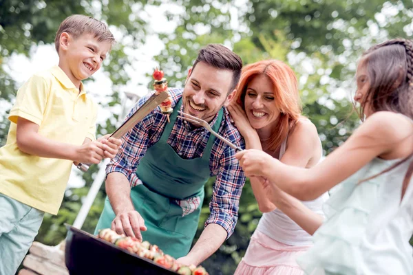 Familia Joven Feliz Almorzando Barbacoa Jardín Día Soleado — Foto de Stock