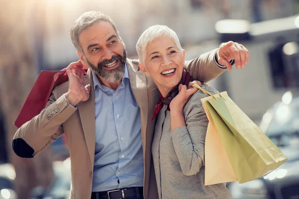 Loving couple shopping — Stock Photo, Image