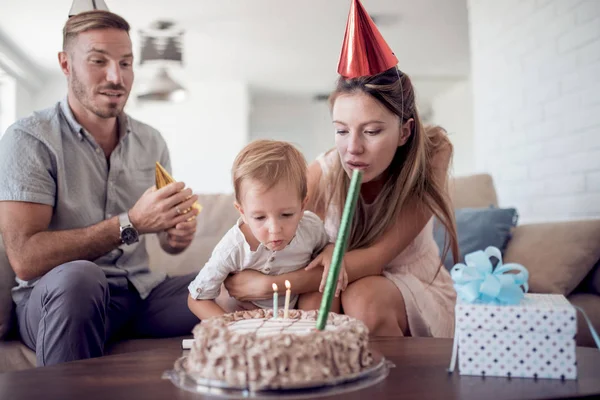 Familia Feliz Celebrando Hijo Segundo Cumpleaños Casa Con Pastel — Foto de Stock