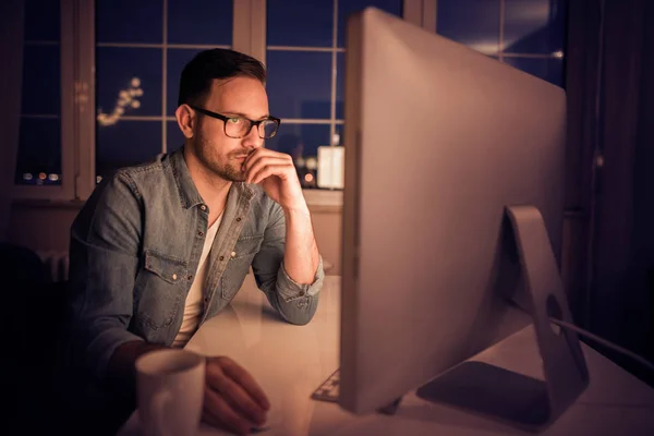 Jonge Man Aan Het Werk Computer Donkere Kamer — Stockfoto