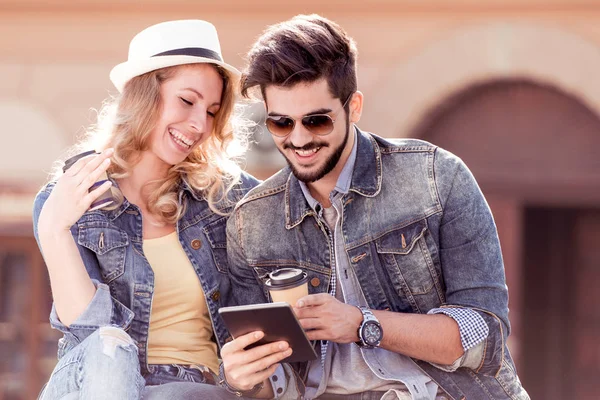 Pareja Joven Con Tazas Café Tableta Manos Sentadas Parque Ciudad — Foto de Stock