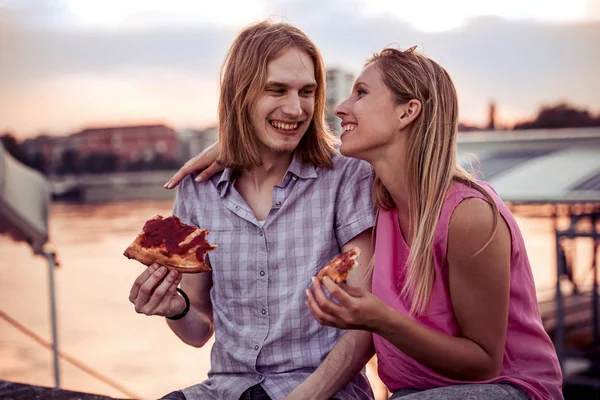 Feliz Pareja Comiendo Pizza Pasando Buen Rato Atardecer — Foto de Stock